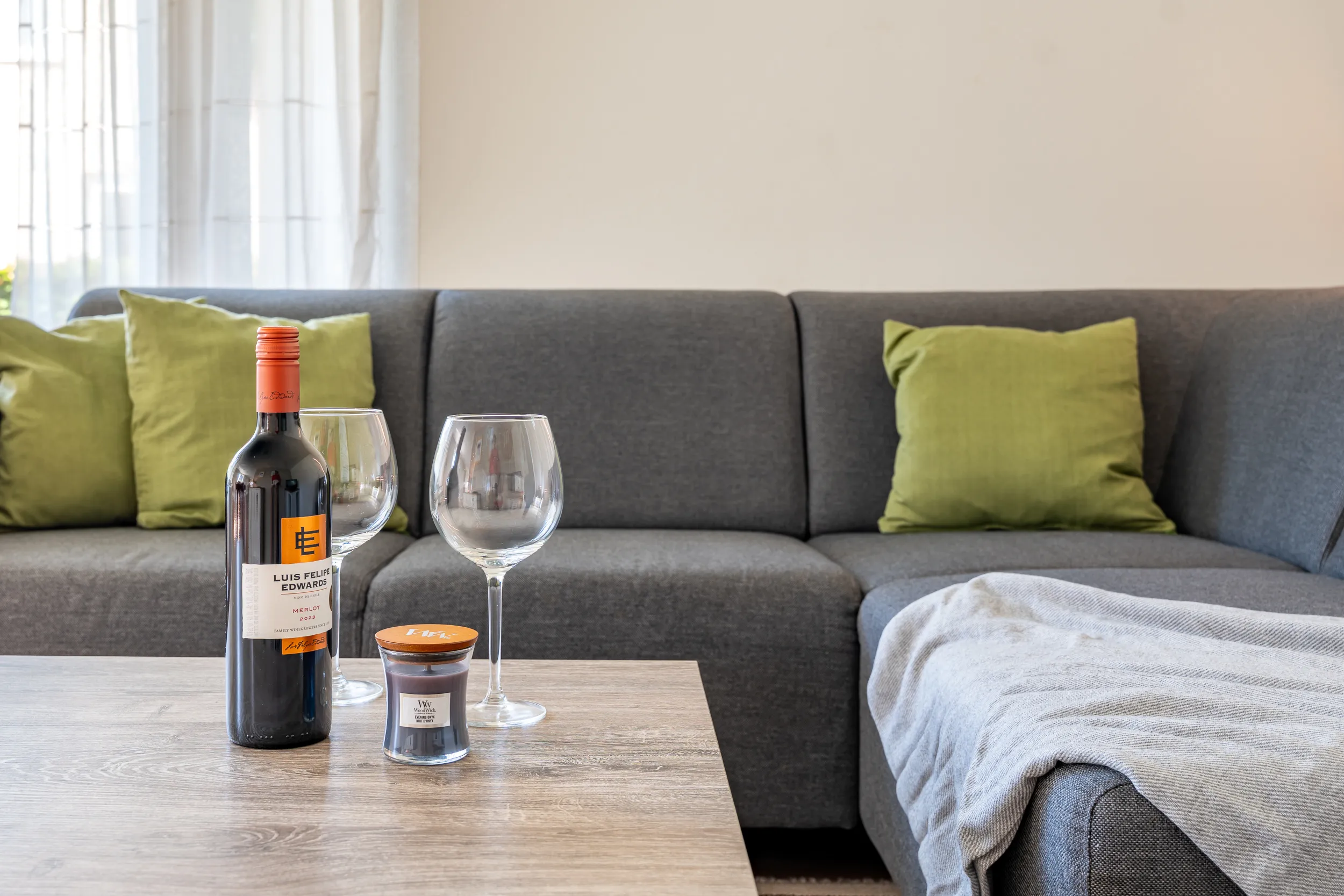 Grijze hoekbank met salontafel in de woonkamer