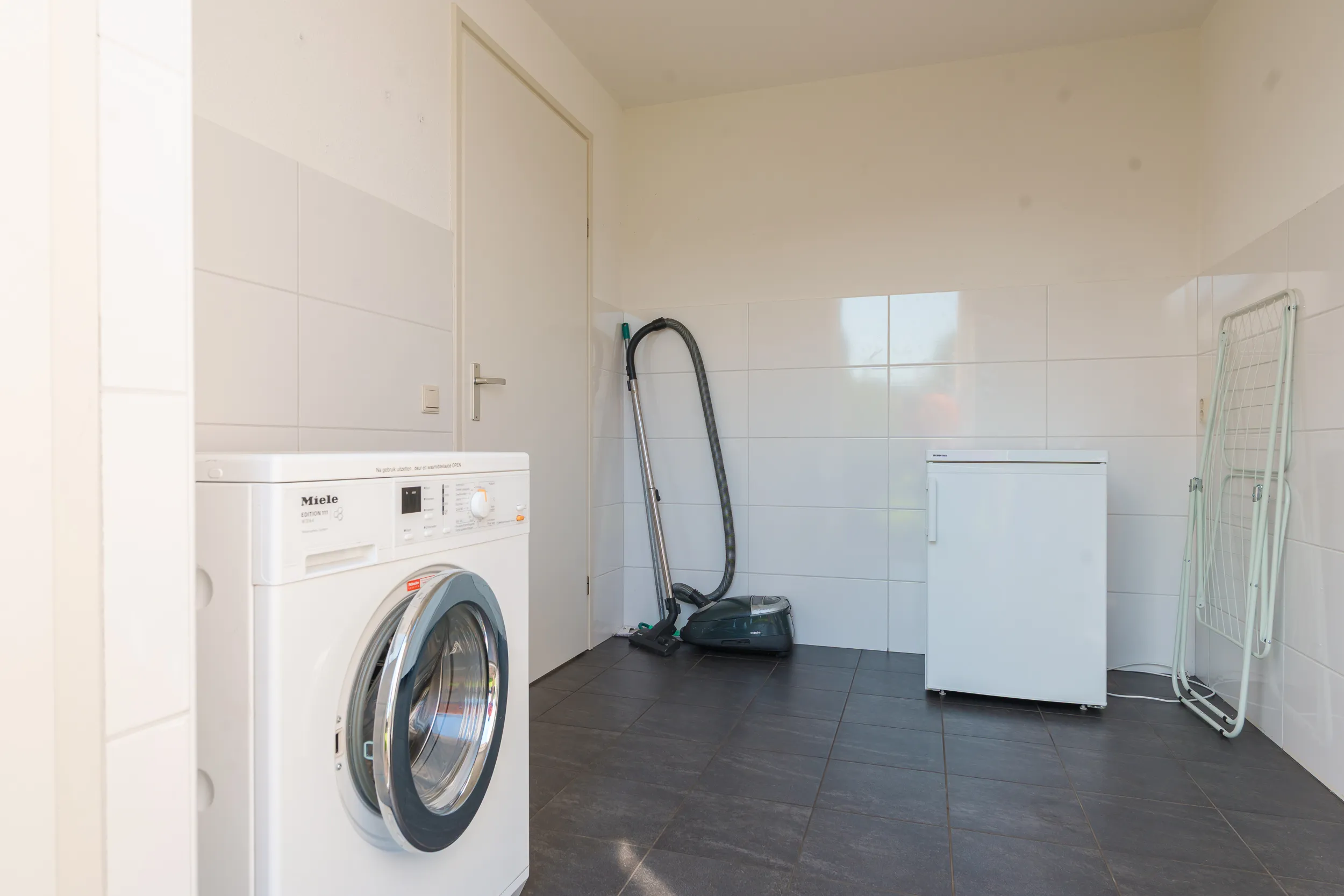 Berging met wasmachine en vriezer
