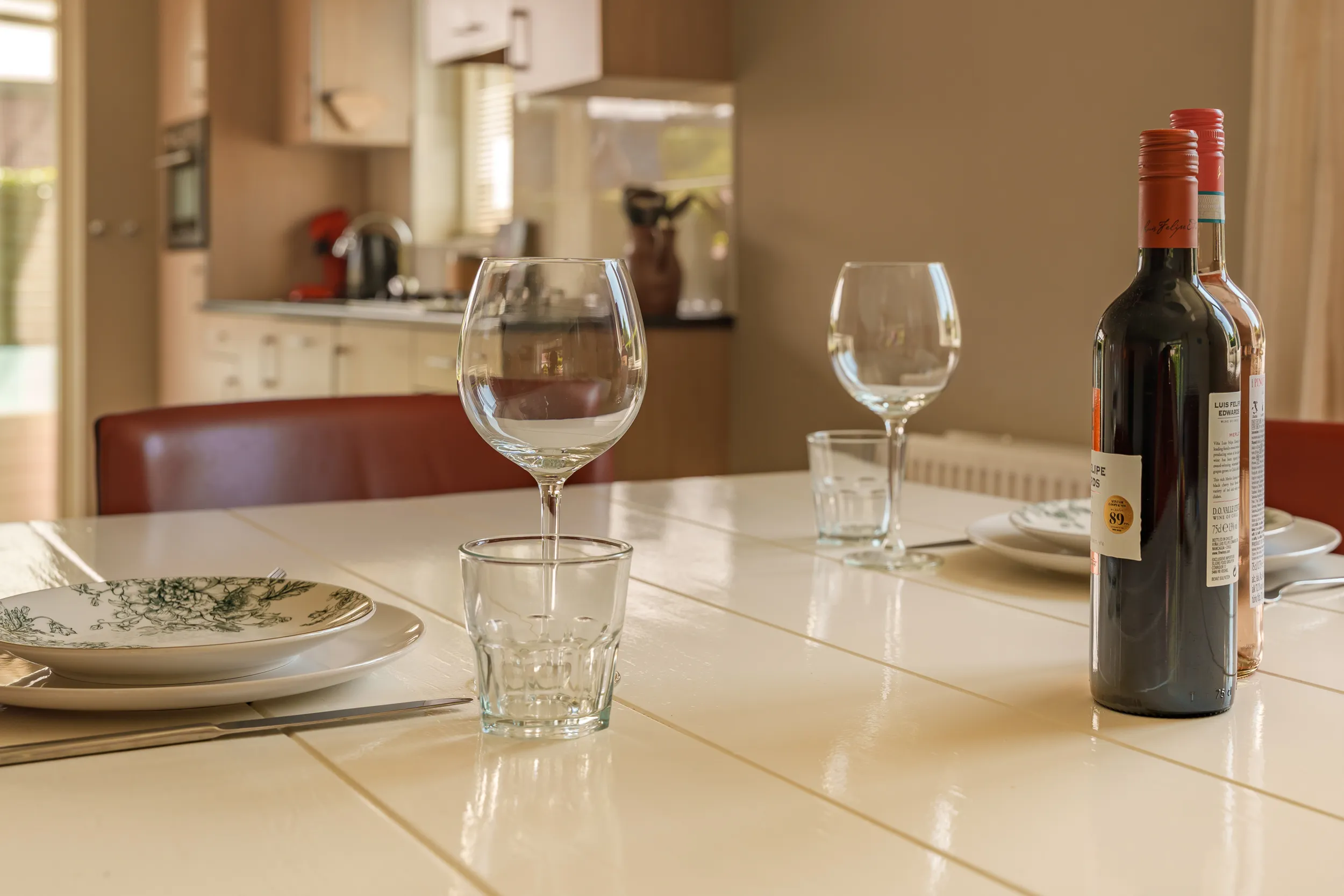 Gedekte eettafel voor zes personen