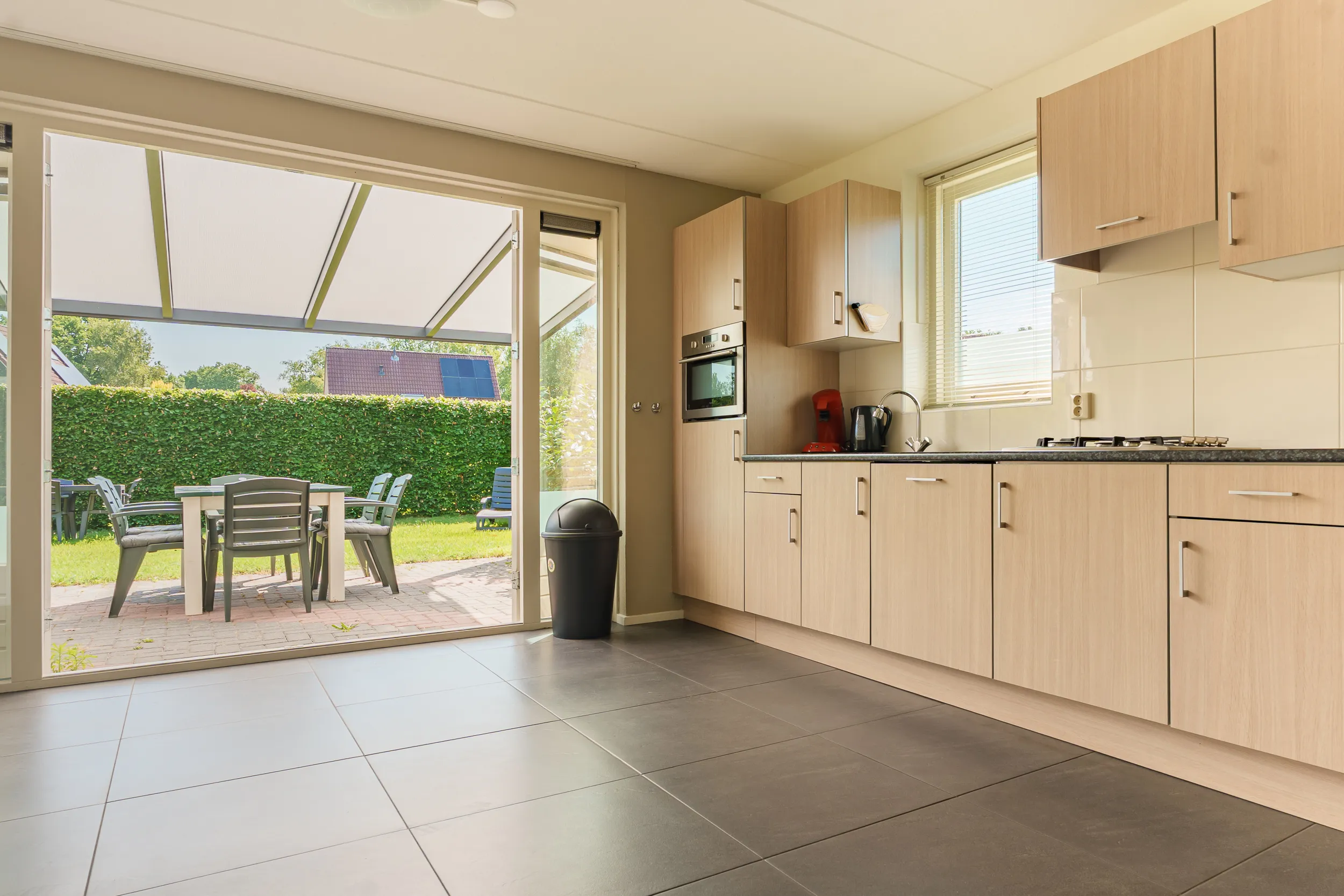Keuken met openslaande deuren naar het terras