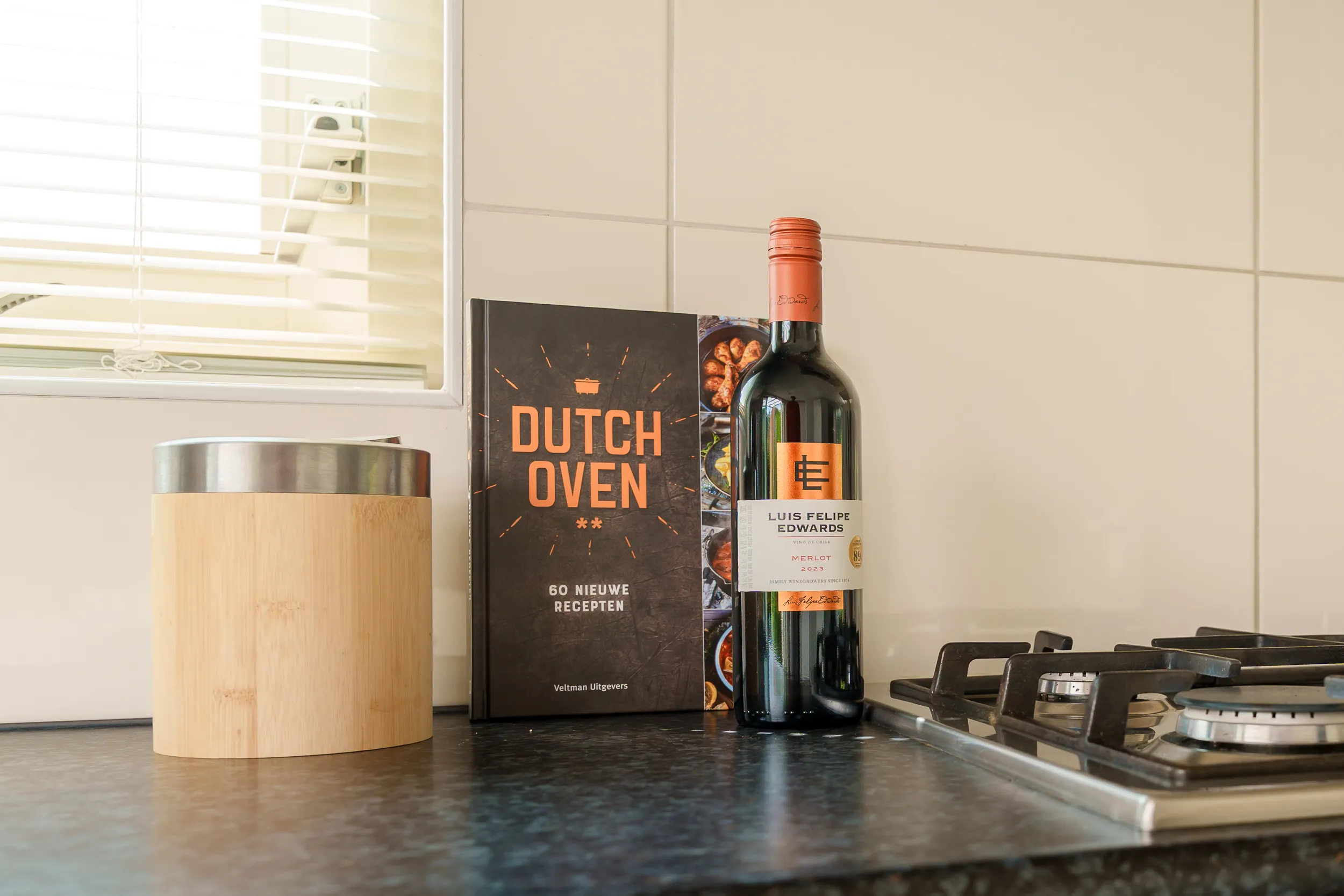 Open keuken met kookplaat en werkblad