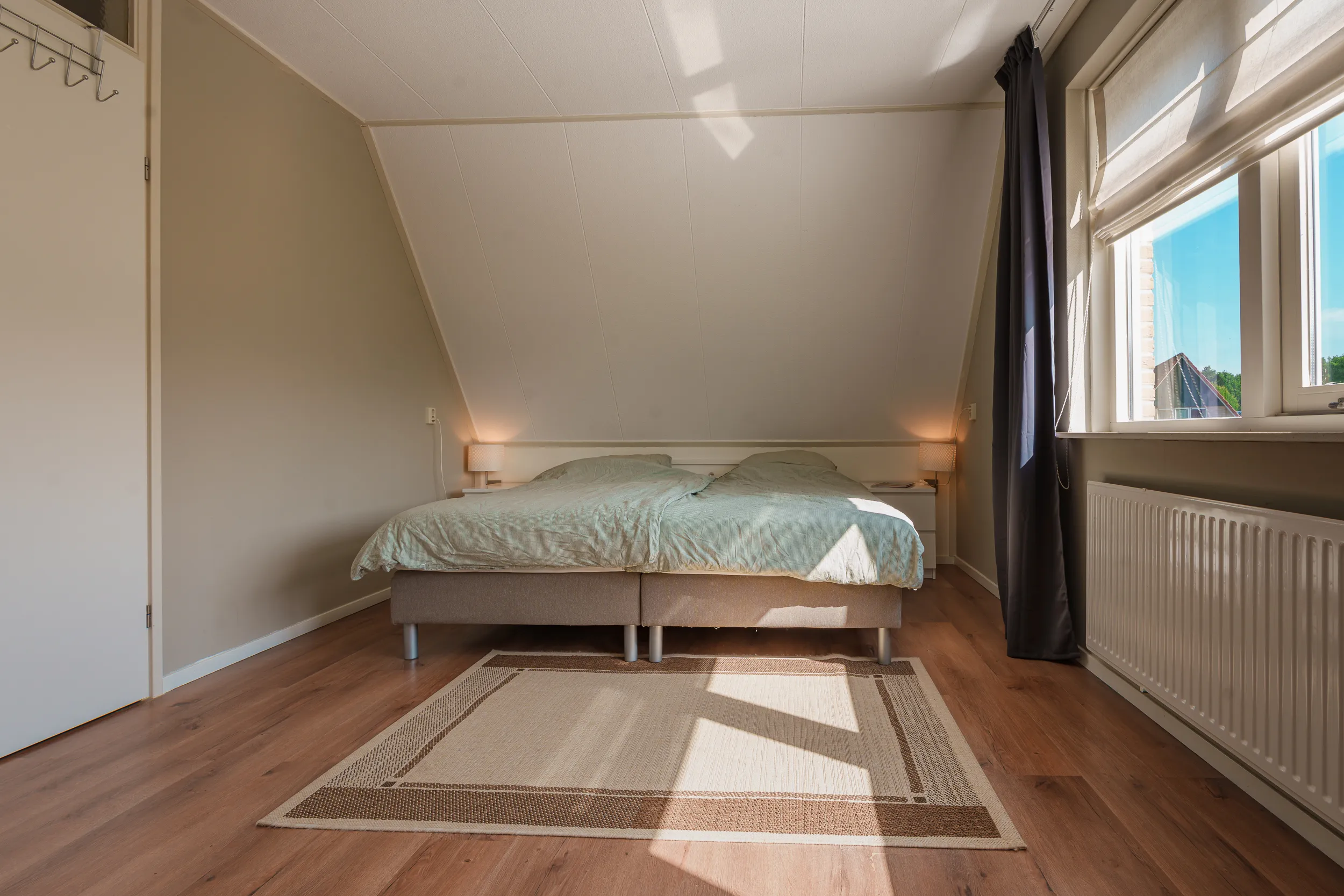 Slaapkamer met twee eenpersoonsbedden
