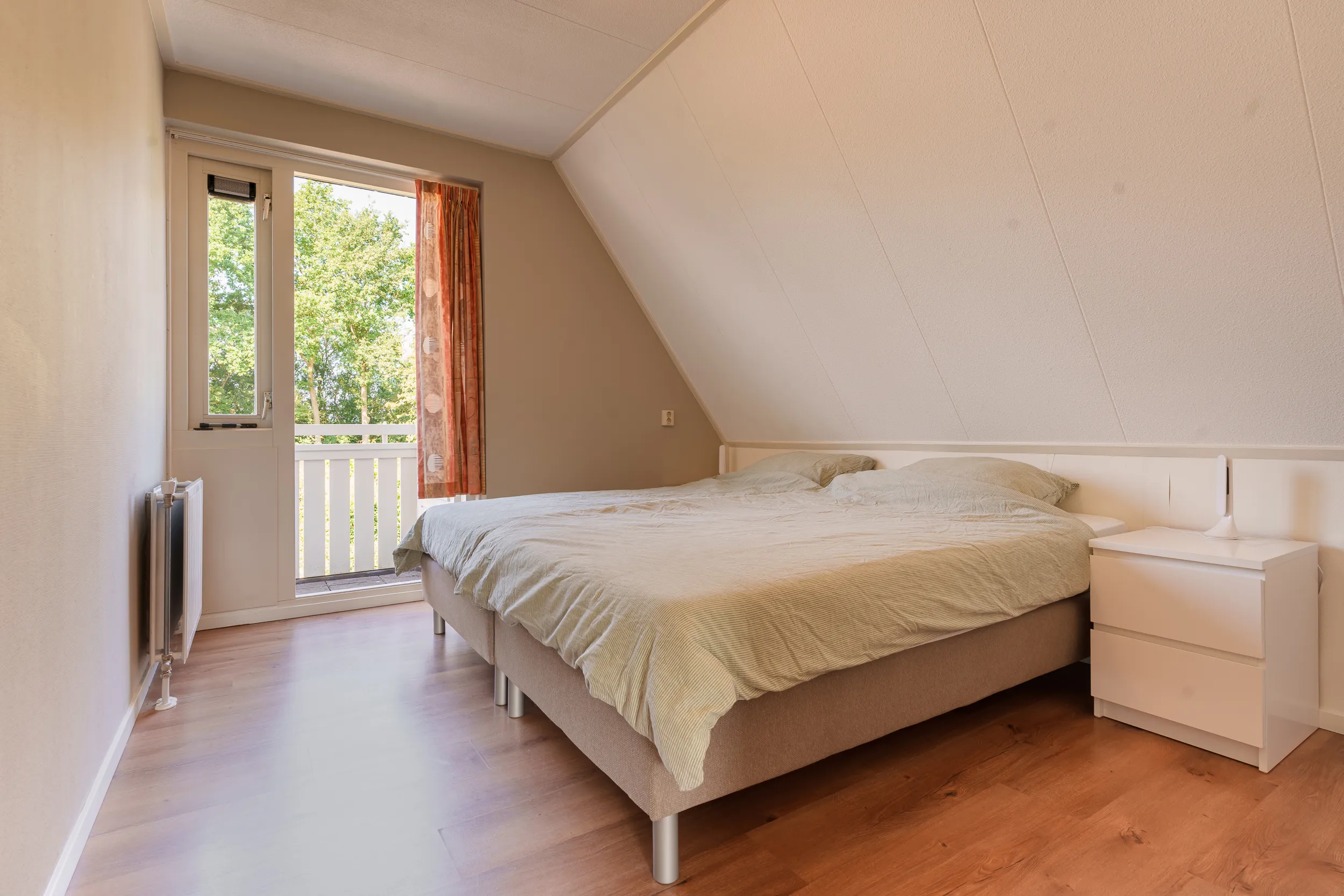 Ruime slaapkamer met twee eenpersoonsbedden