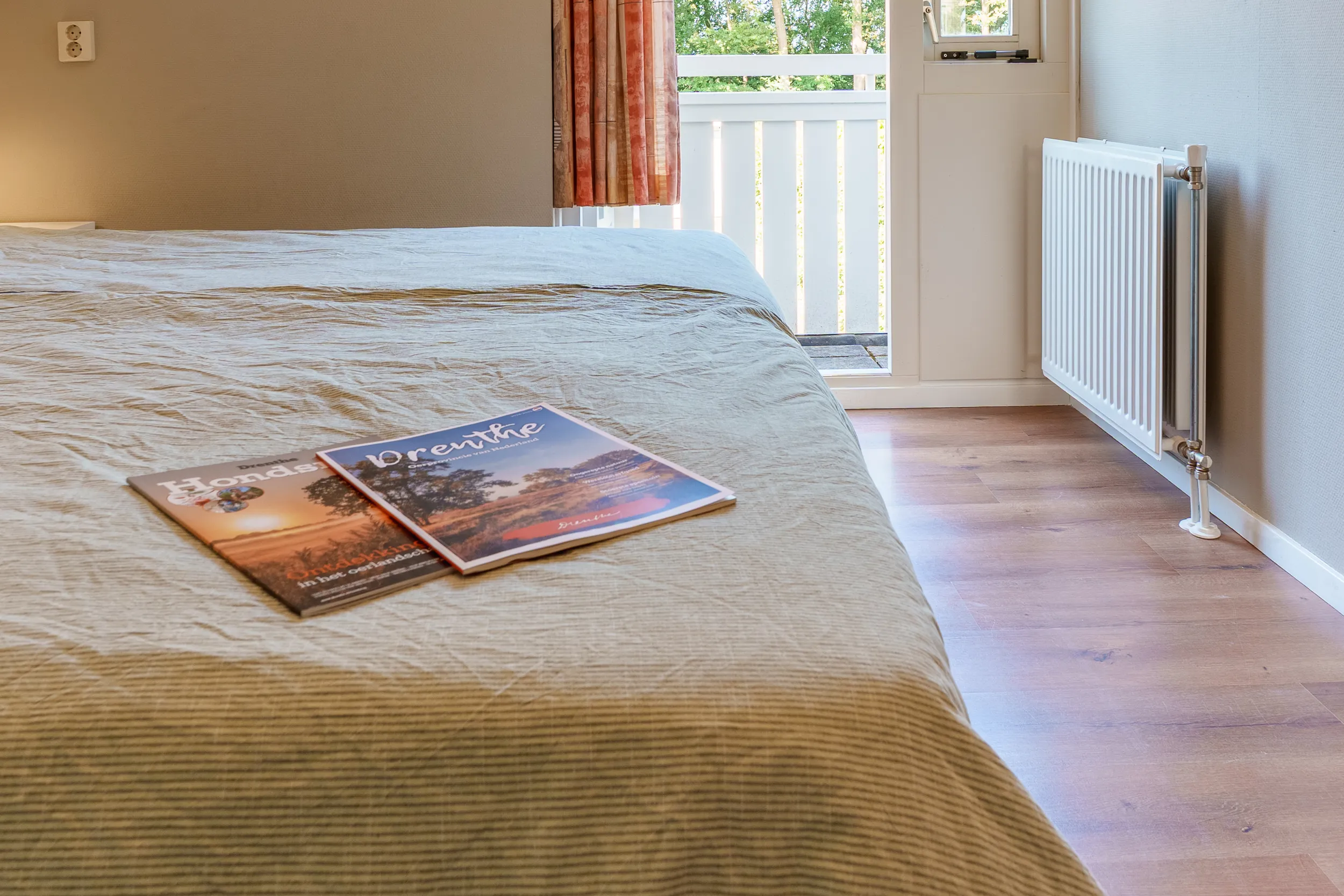 Slaapkamer met bed en toegang tot het balkon