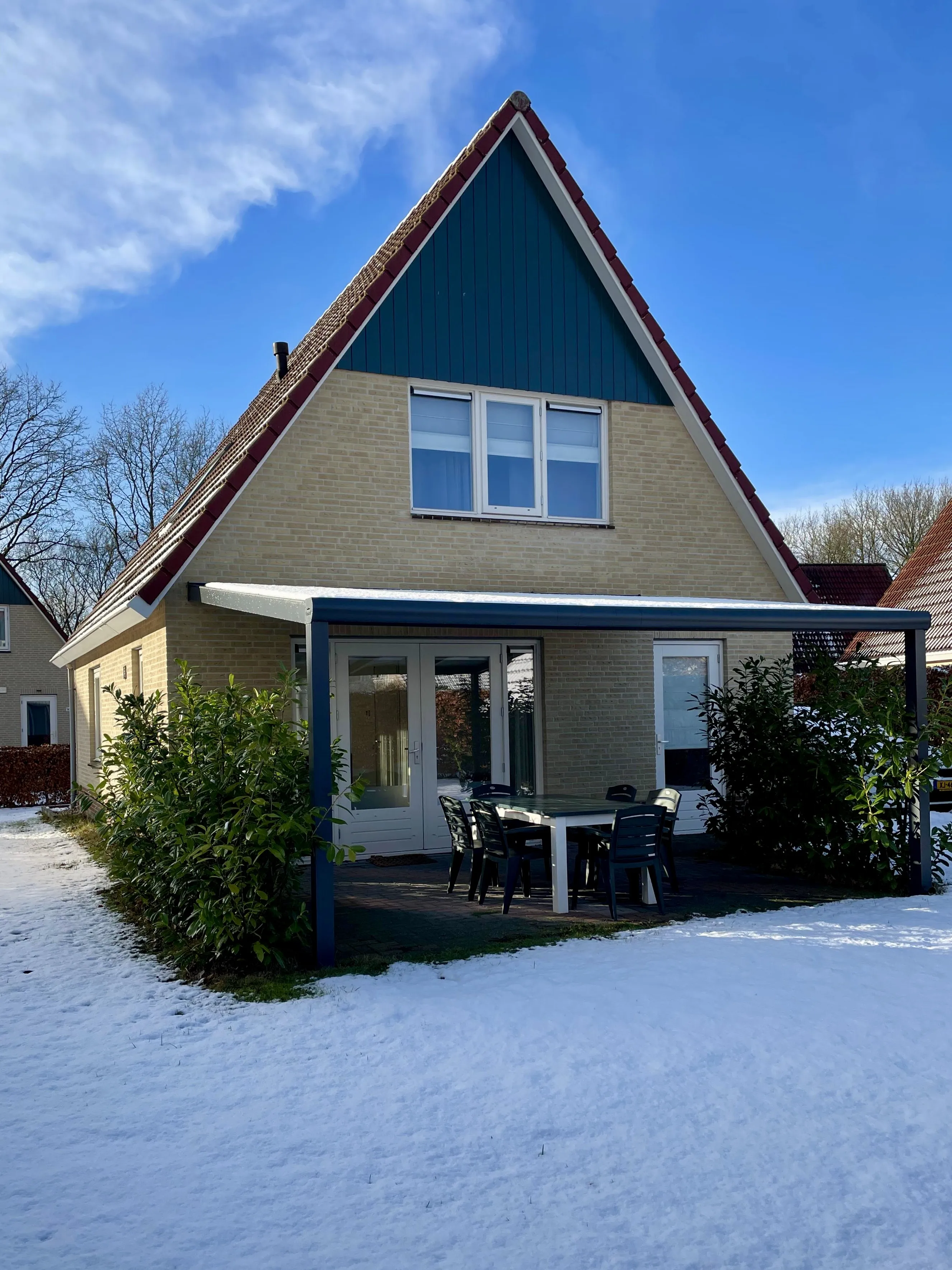 Besneeuwde tuin achter het vakantiehuis