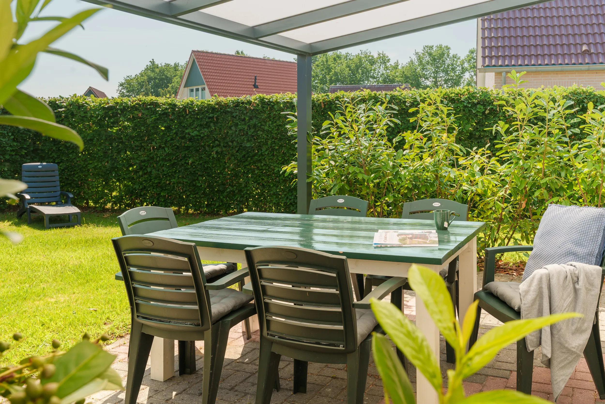 Overdekt terras met eettafel in de tuin