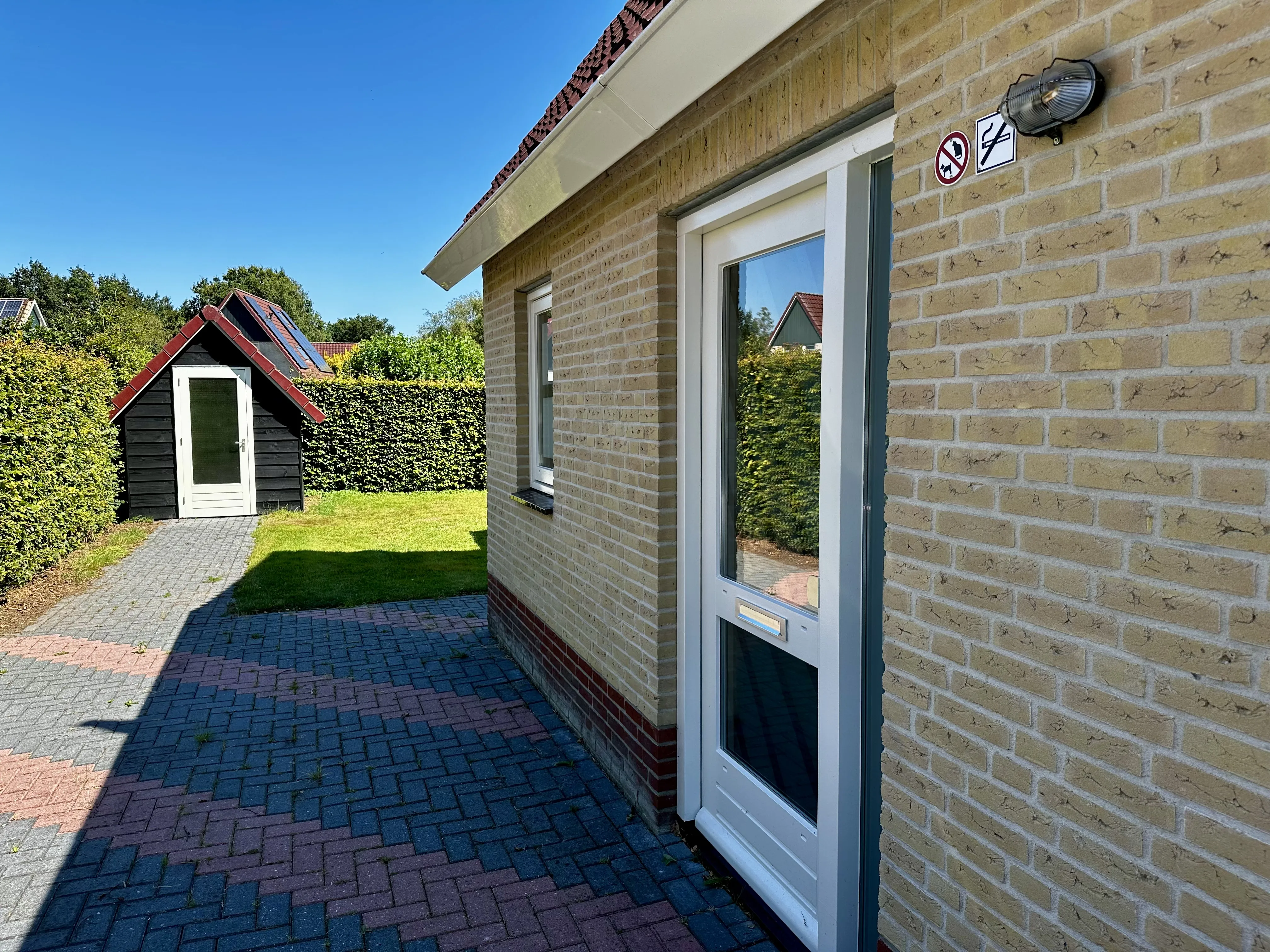 Zijpad en voordeur van het vakantiehuis